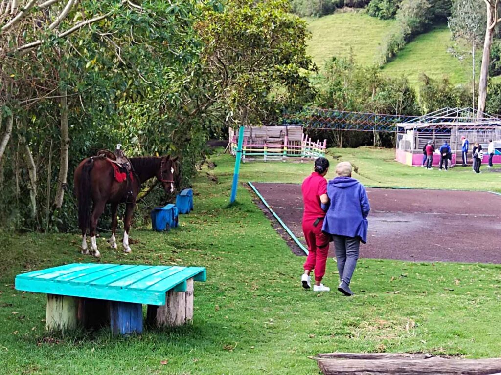 Personal de enfermería acompañando a una residente durante paseo a hacienda.
