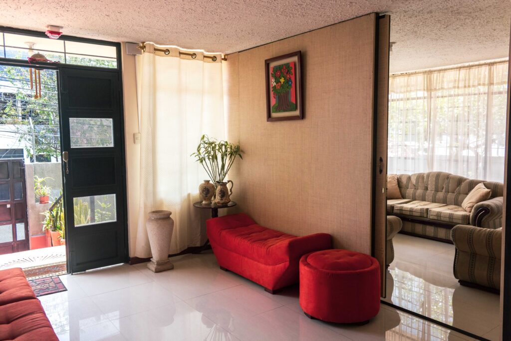 Pasillo principal interior de la residencia geriátrica con iluminación y espacios para uso de adultos mayores.