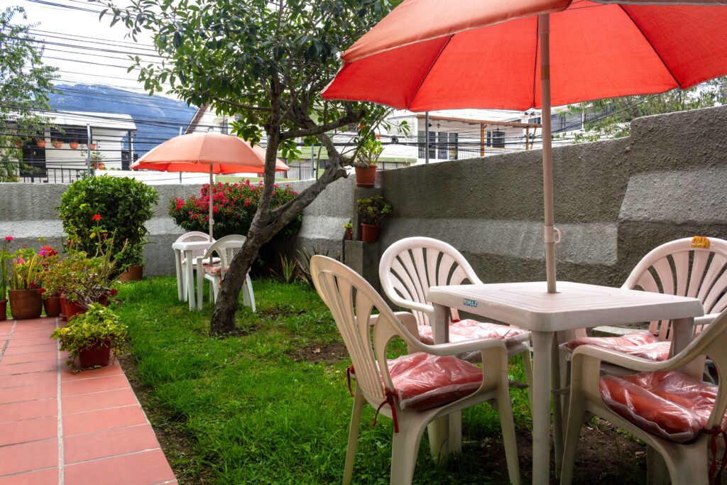 Jardín de la residencia geriátrica con espacios para descanso y actividades.